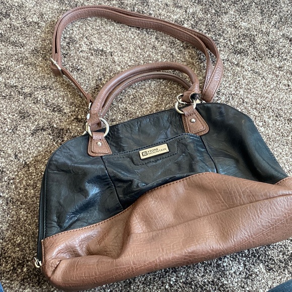 Purse can be a over the shoulder or carry by hand - Picture 1 of 3